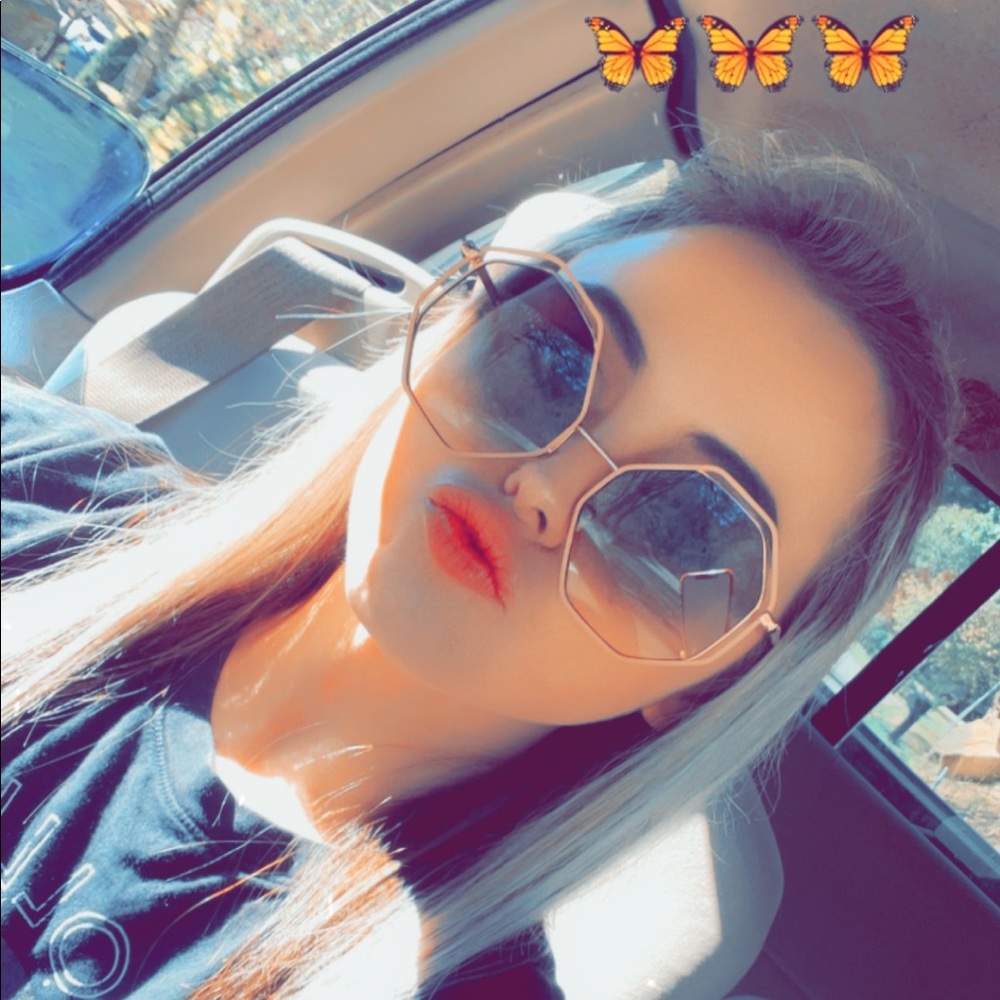 Meet your Posher, Charity